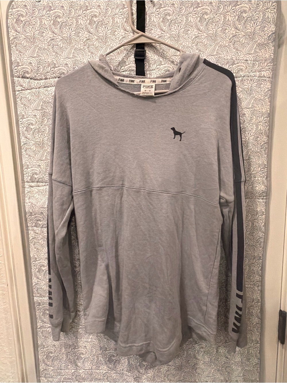 PINK Victoria's Secret Light Gray Hooded Long-Sleeve Shirt with Dog Logo